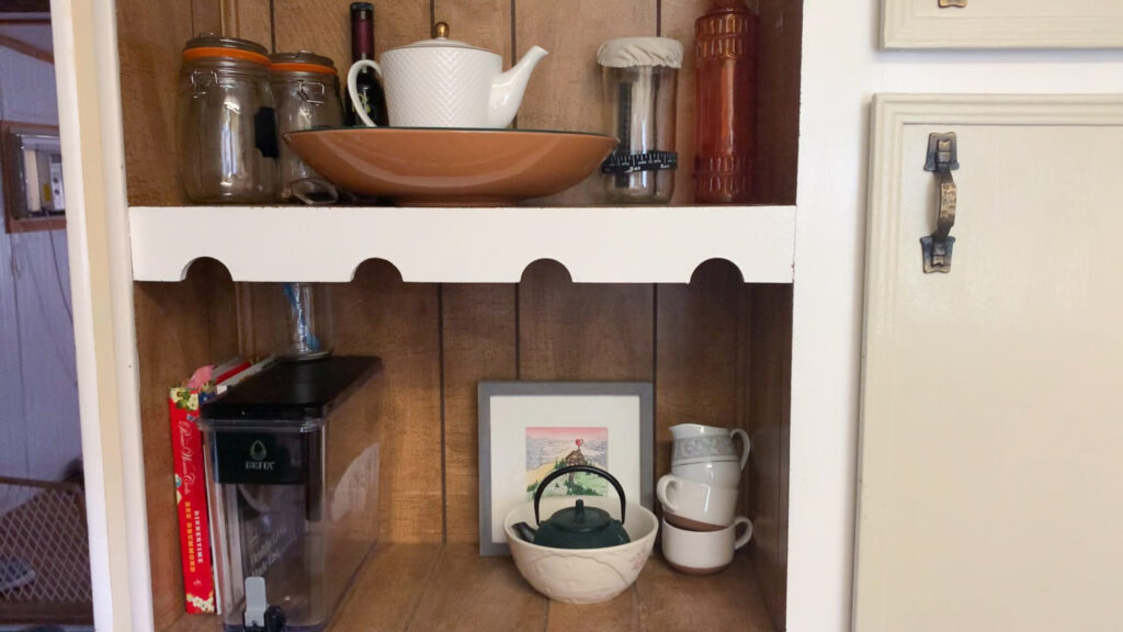 kitchen shelves decorating